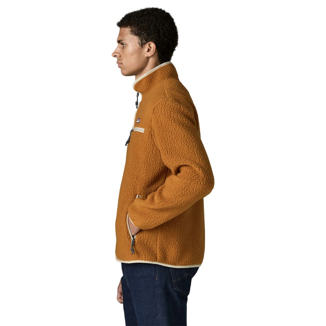 Espalda de la chaqueta polar Patagonia Retro Pile Fleece Jacket en color Cinnamon Brown: borreguillo de doble cara continuo, cuello alto con ribete crema y bajo elástico sobre vaqueros.