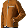 Patagonia Retro Pile Fleece Jacket en color Cinnamon Brown, vista frontal sobre modelo: cremallera completa, cuello alto y ribete crema en cuello, puños y bajo, con vaqueros oscuros.