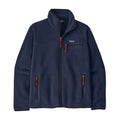 Chaqueta polar Patagonia Retro Pile Fleece Jacket en color azul marino New Navy sobre fondo blanco: parche Patagonia, cuello alto ribeteado en negro, tiradores rojos y tres bolsillos con cremallera.