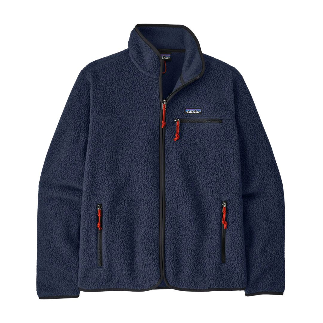 Chaqueta polar Patagonia Retro Pile Fleece Jacket en color azul marino New Navy sobre fondo blanco: parche Patagonia, cuello alto ribeteado en negro, tiradores rojos y tres bolsillos con cremallera.
