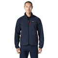 Patagonia Retro Pile Fleece Jacket en color azul marino New Navy, vista frontal sobre modelo: cremallera completa con ribete negro, tiradores rojos, bolsillo de pecho y dos calientamanos.