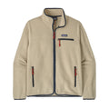 Chaqueta polar Patagonia Retro Pile Fleece Jacket en color beige Pelican sobre fondo blanco: parche Patagonia, cuello alto ribeteado en azul marino, tiradores rojos y tres bolsillos con cremallera.