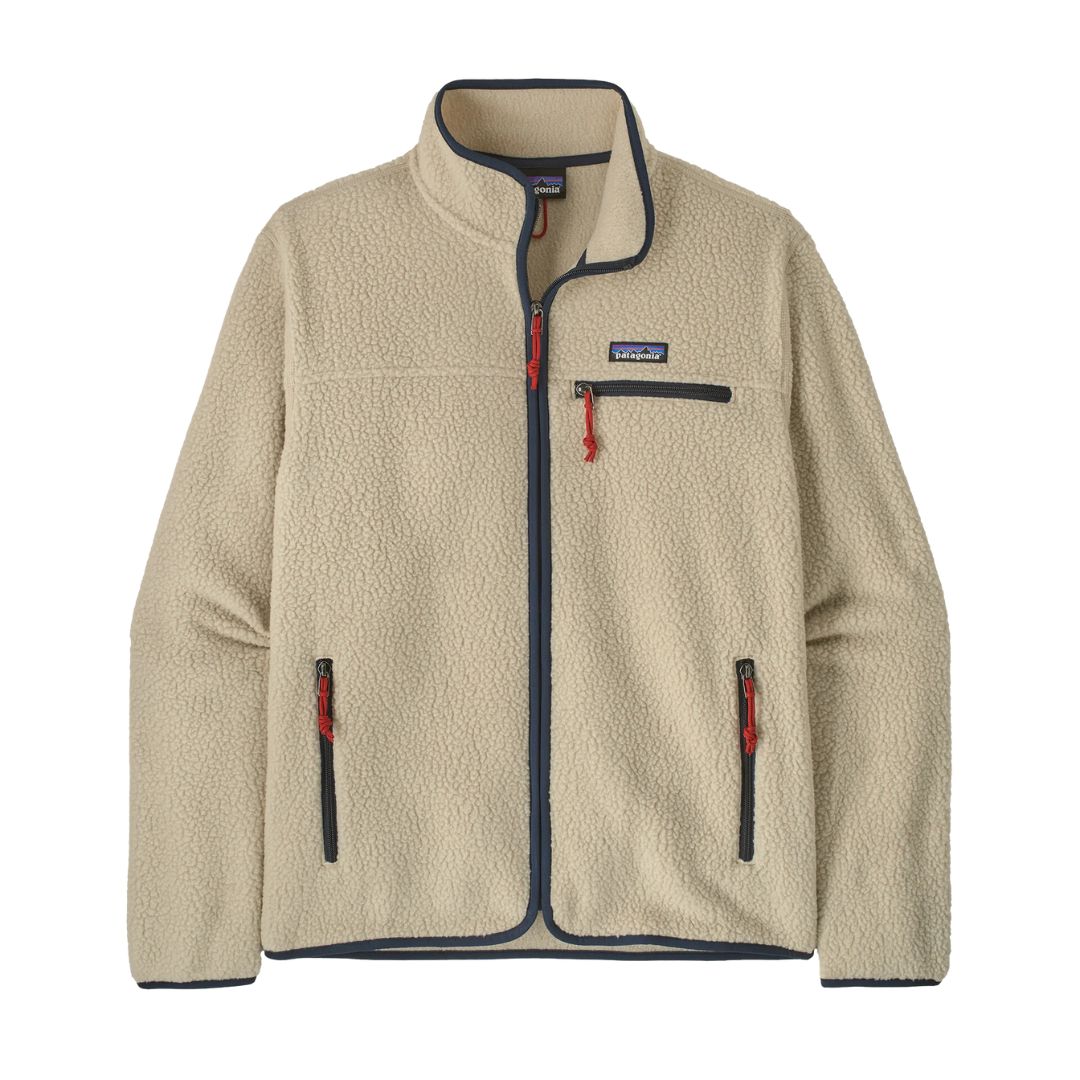 Chaqueta polar Patagonia Retro Pile Fleece Jacket en color beige Pelican sobre fondo blanco: parche Patagonia, cuello alto ribeteado en azul marino, tiradores rojos y tres bolsillos con cremallera.