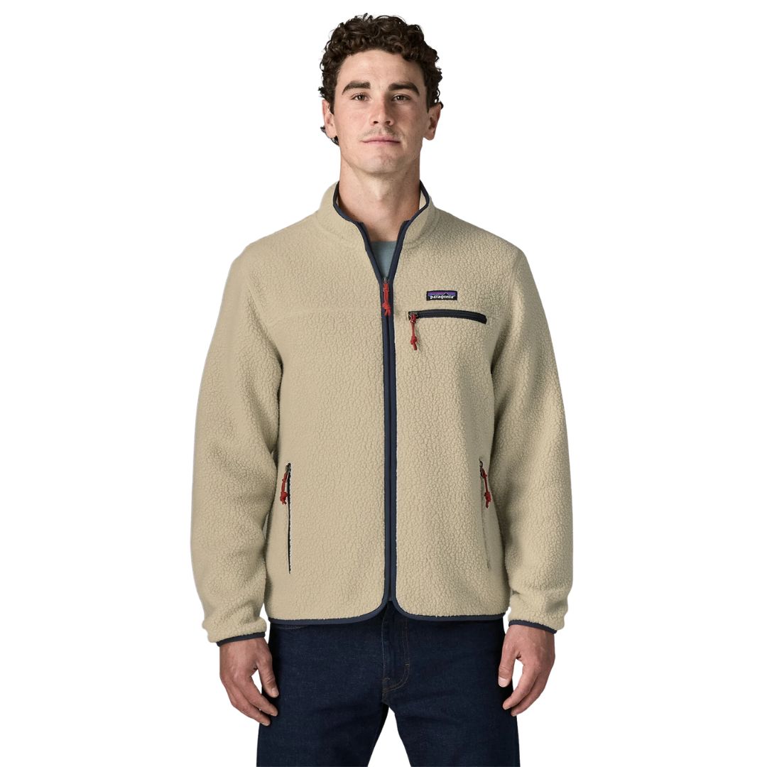 Patagonia Retro Pile Fleece Jacket en color beige Pelican, vista frontal sobre modelo: cremallera completa con ribete azul marino, tiradores de cinta rojos, bolsillo de pecho y dos laterales.