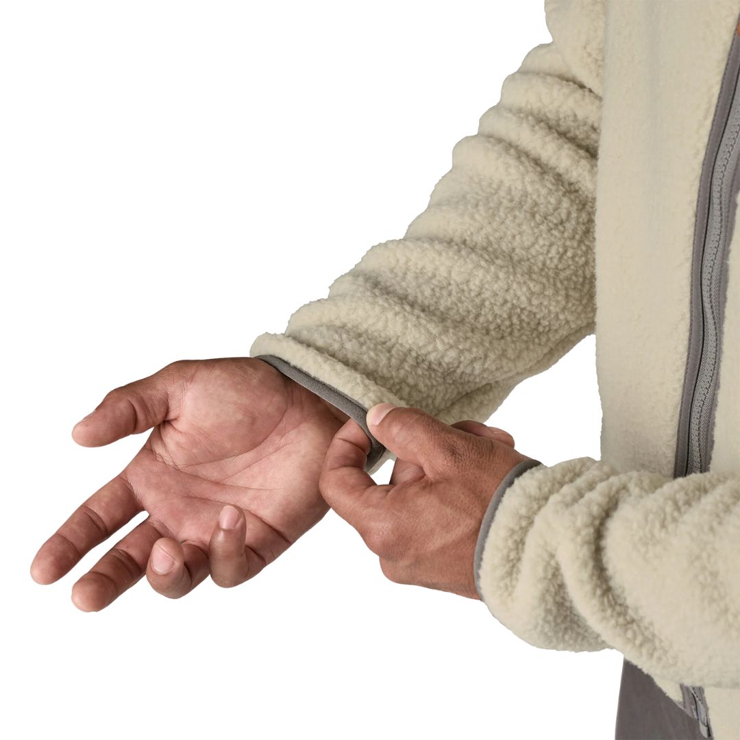 Detalle del puño elástico de la Patagonia Retro Pile Jacket color Pelican Smolder Blue mostrando el acabado suave del tejido tipo borrego reciclado.