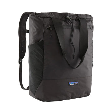 Vista frontal del Patagonia Terravia Tote Pack 24L en color black, mostrando diseño convertible con asas de mano y correas de mochila