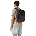 Hombre llevando el Patagonia Terravia Tote Pack 24L en color black como mochila, en vista trasera
