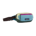 Riñonera Patagonia Terravia Mini Hip Pack en colorway Patchwork Snowmelt Blue, vista de perfil con la cremallera cerrada, la cinta ajustable y el parche Patagonia.