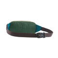 Vista trasera de la riñonera Patagonia Terravia Mini Hip Pack en Patchwork: Snowmelt Blue, con el panel posterior texturizado y la cinta de cintura con hebilla ajustable.