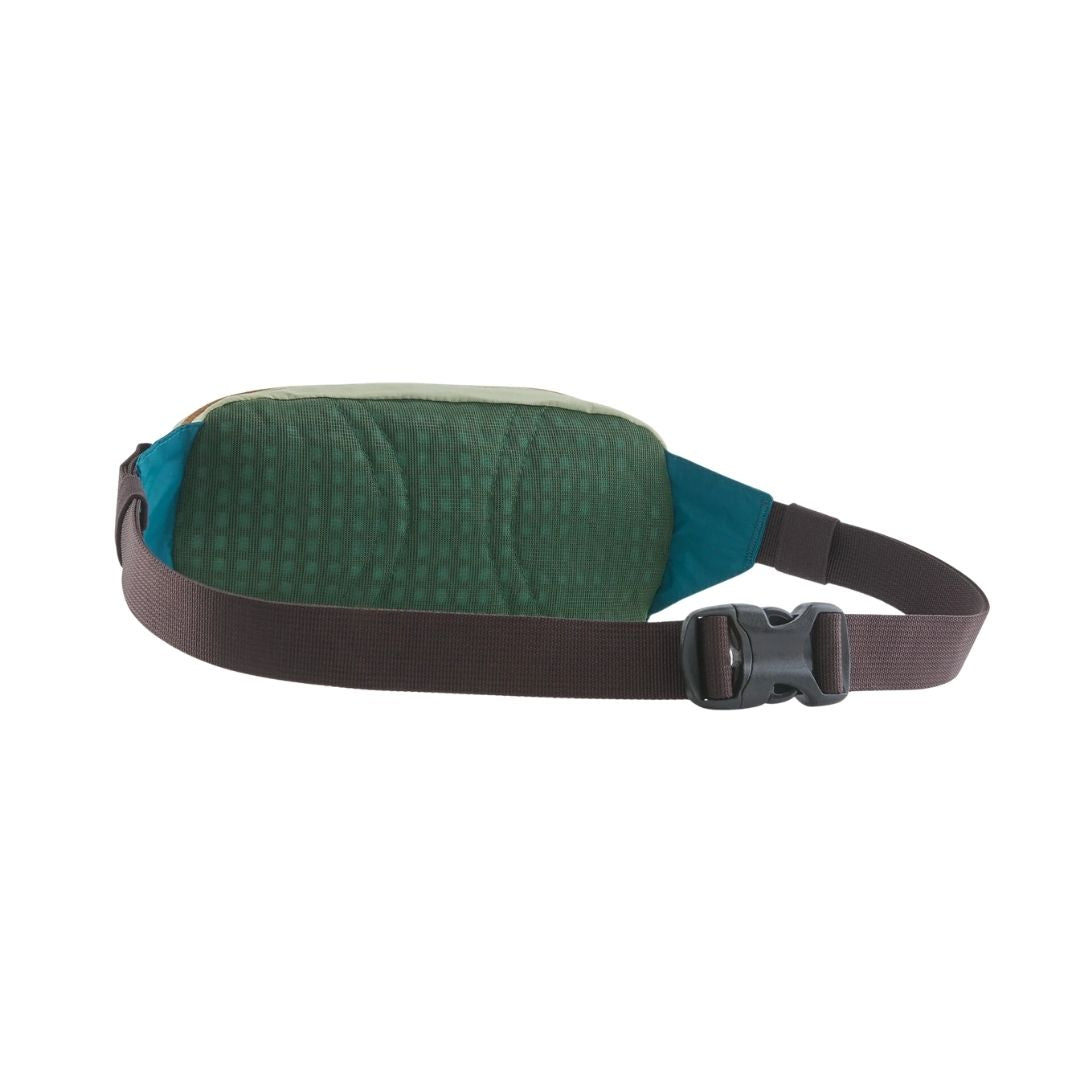 Vista trasera de la riñonera Patagonia Terravia Mini Hip Pack en Patchwork: Snowmelt Blue, con el panel posterior texturizado y la cinta de cintura con hebilla ajustable.