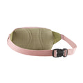 Patagonia Terravia Mini Hip Pack 1L en color quiet violet, vista trasera de producto sin modelo, mostrando el panel trasero de airmesh transpirable en verde oliva con detalle en rosa palo, cinturón antideslizante rosa palo y hebilla de cierre ajustable negra.