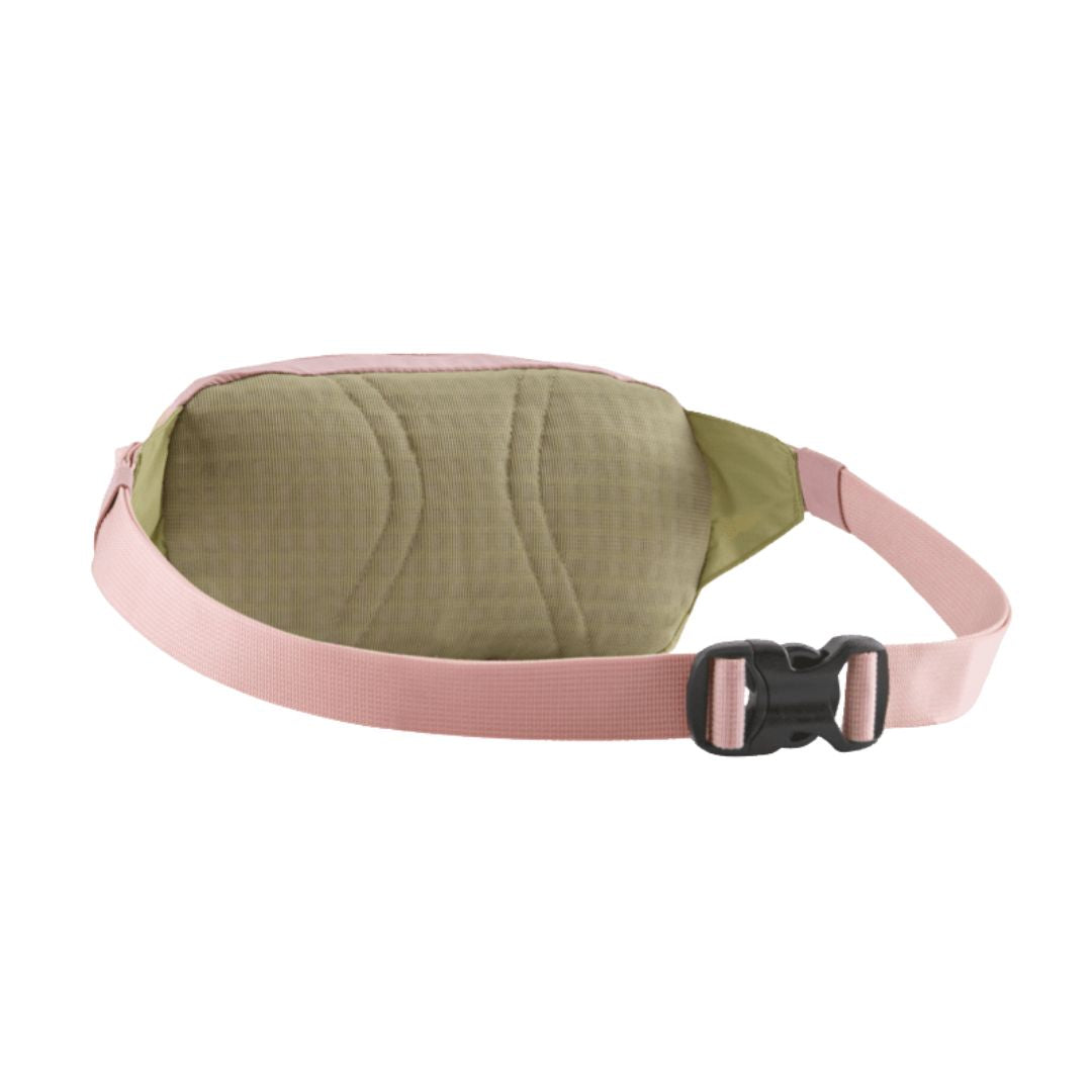 Patagonia Terravia Mini Hip Pack 1L en color quiet violet, vista trasera de producto sin modelo, mostrando el panel trasero de airmesh transpirable en verde oliva con detalle en rosa palo, cinturón antideslizante rosa palo y hebilla de cierre ajustable negra.