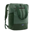 Vista frontal del Patagonia Terravia Tote Pack 24L en color canopy green, mostrando diseño convertible con asas de mano y correas de mochila.