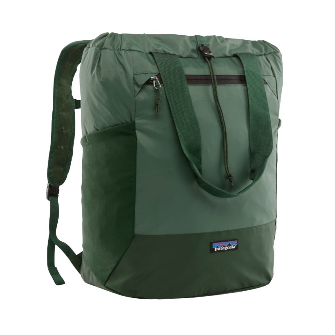 Vista frontal del Patagonia Terravia Tote Pack 24L en color canopy green, mostrando diseño convertible con asas de mano y correas de mochila.