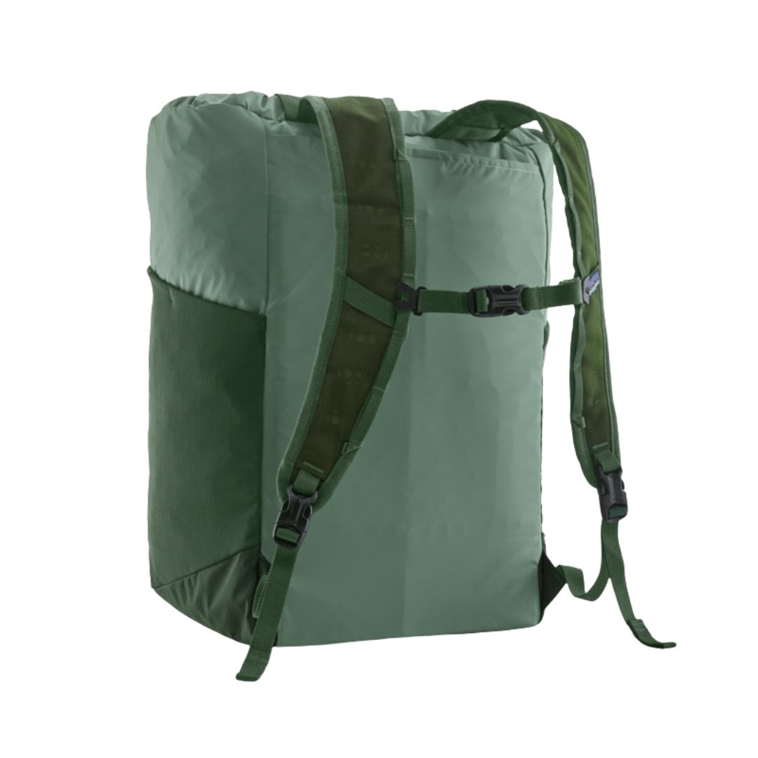 Vista trasera del Patagonia Terravia Tote Pack 24L en color canopy green, mostrando diseño convertible con asas de mano y correas de mochila.
