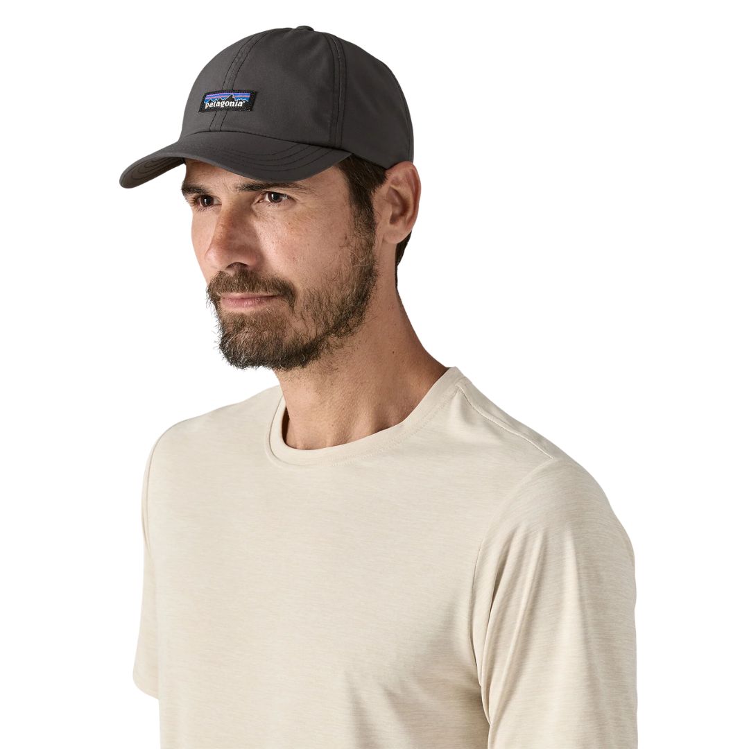 Gorra Patagonia Terrebonne Hat negra para hombre, diseño técnico ligero con visera curva y logo frontal, ideal para running y outdoor.
