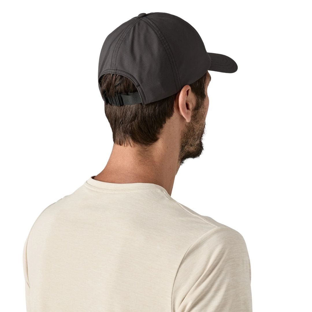 Gorra Patagonia Terrebonne Hat color negro con cierre trasero ajustable y diseño ligero de corona media sin estructura.