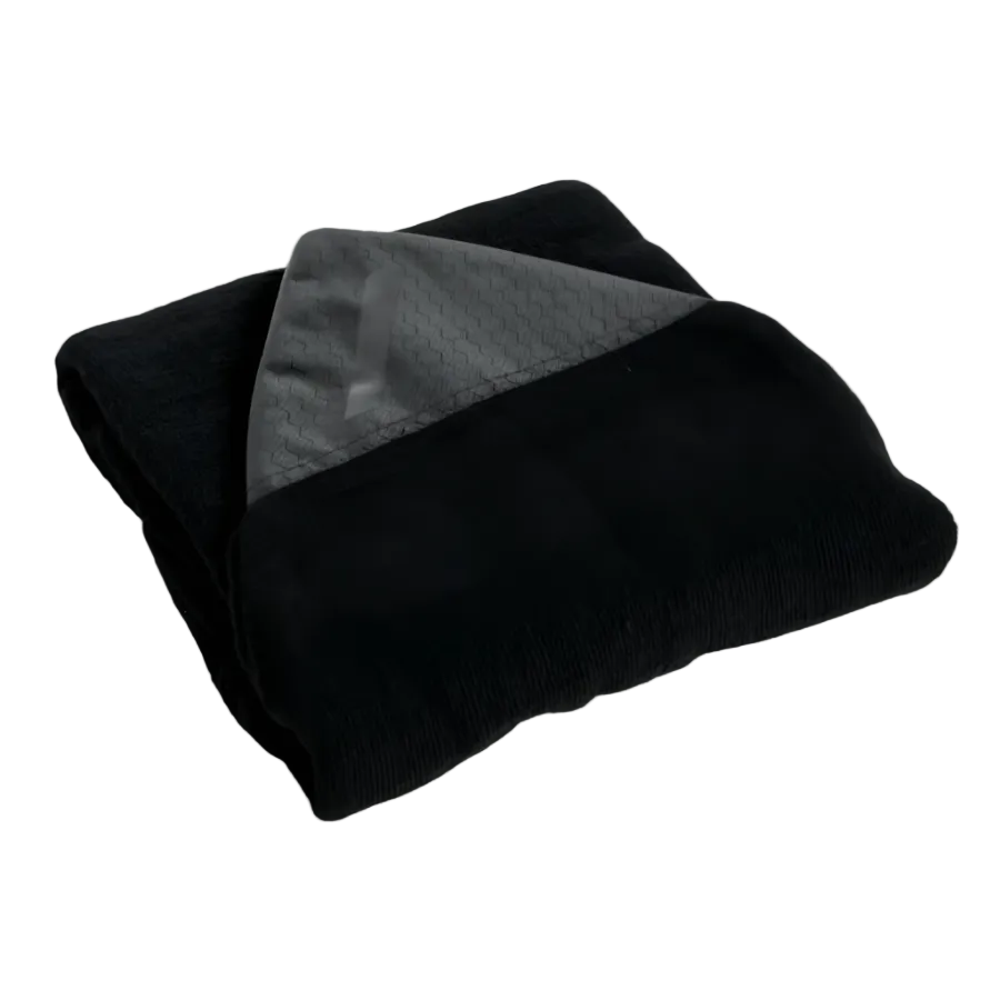 Funda Deflow Boardcover Perf Black guardada en bolsa de red negra con slogan We Belong To The Sea y etiqueta Deflow, packaging completo sobre fondo blanco.