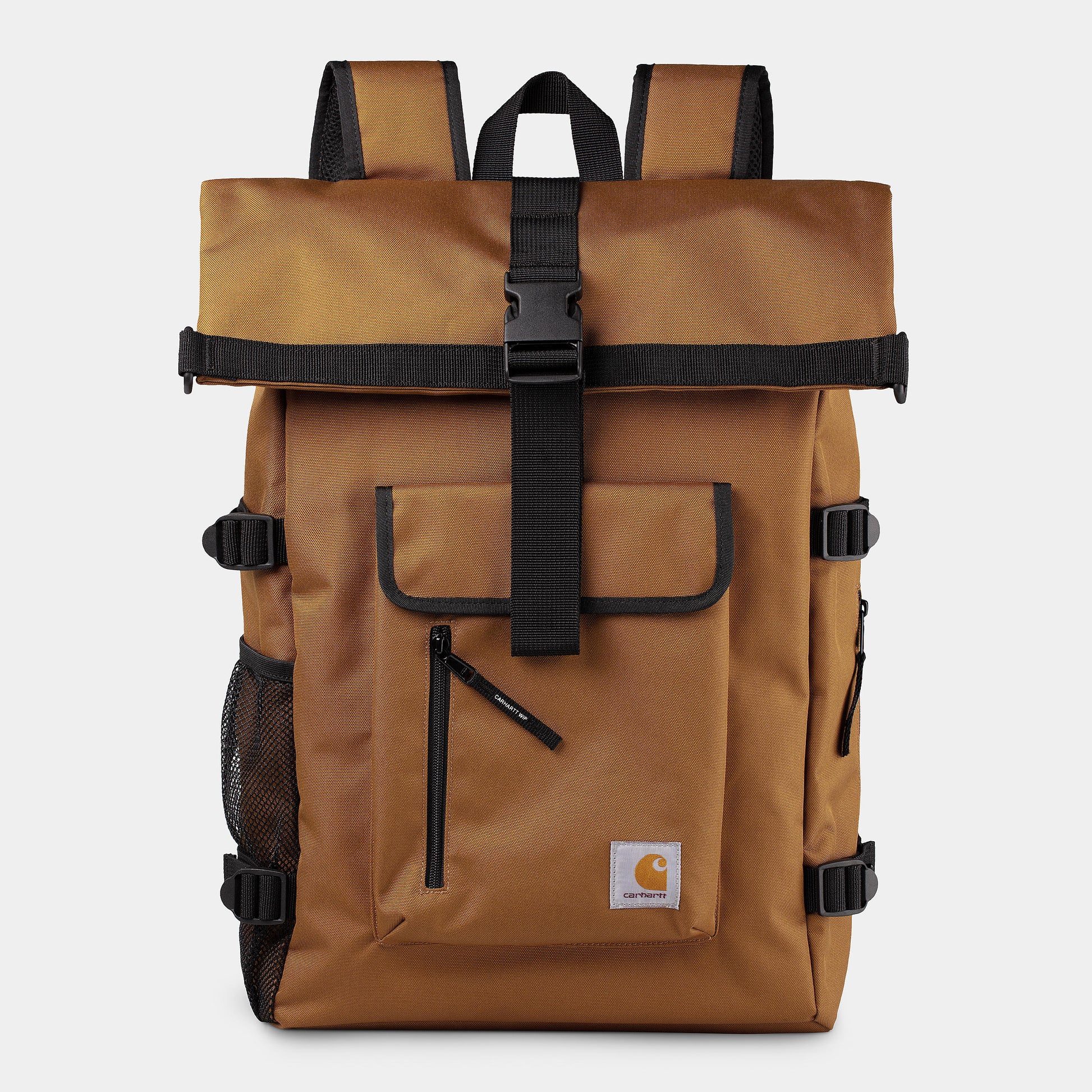 CARHARTT WIP Philis Backpack Hamilton Brown con diseño cuadrado, vista frontal destacando cierre superior enrollable y bolsillo frontal.