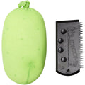 Esponja quitaparafinas Pickle Wax Remover pepino mágico Team Chow verde lima y peine flexcomb negro sobre fondo blanco, vista lateral con forma característica de pepino y textura de la superficie