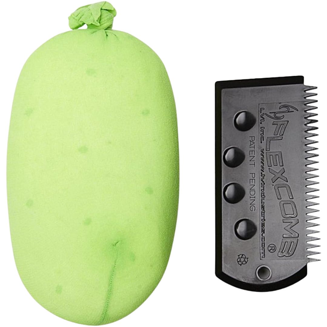 Esponja quitaparafinas Pickle Wax Remover pepino mágico Team Chow verde lima y peine flexcomb negro sobre fondo blanco, vista lateral con forma característica de pepino y textura de la superficie