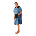 Poncho toalla con capucha Rip Curl en color Bluefin, vista de perfil mostrando el bolsillo canguro negro y el largo hasta el muslo.