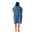 Poncho toalla con capucha Rip Curl Bluefin visto de espaldas, mostrando la caída completa de la toalla y la capucha negra calada.