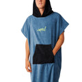 Detalle del poncho toalla con capucha Rip Curl Bluefin, primer plano de la capucha negra puesta y el logo bordado en el pecho.
