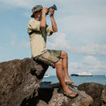 Hombre con chanclas Reef Cushion Phantom 2.0 verde oliva olive gum en entorno outdoor con suela antideslizante y gran confort.
