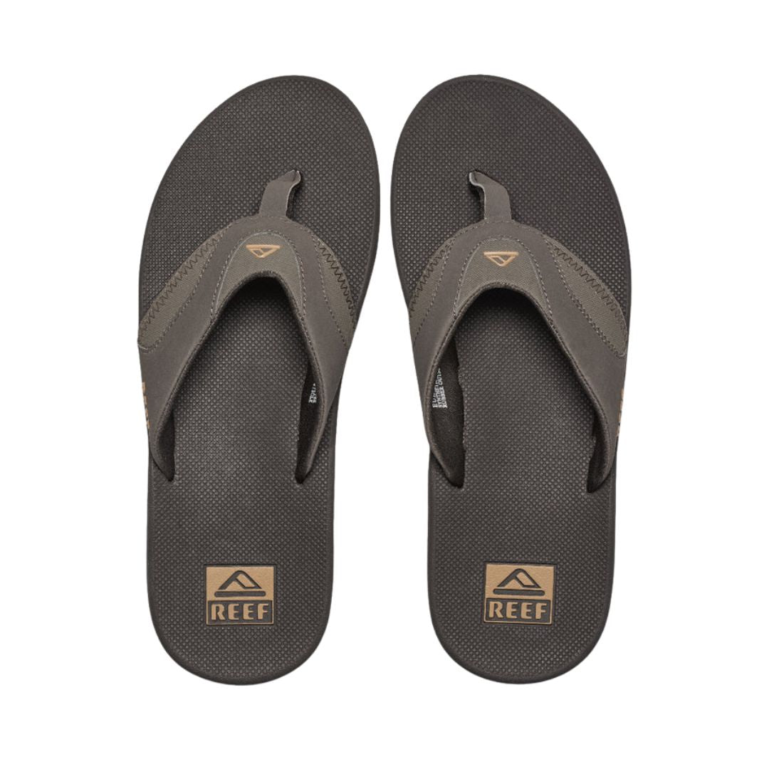 Vista superior de las chanclas Reef Fanning black gum mostrando plantilla y correas.