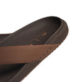 Detalle plantilla chanclas Reef The Raglan marrón java con superficie acolchada y diseño ergonómico.