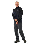 Hombre con la Rip Curl Anti Series Search Zip Crew Black/Berry y pantalón cargo negro claro