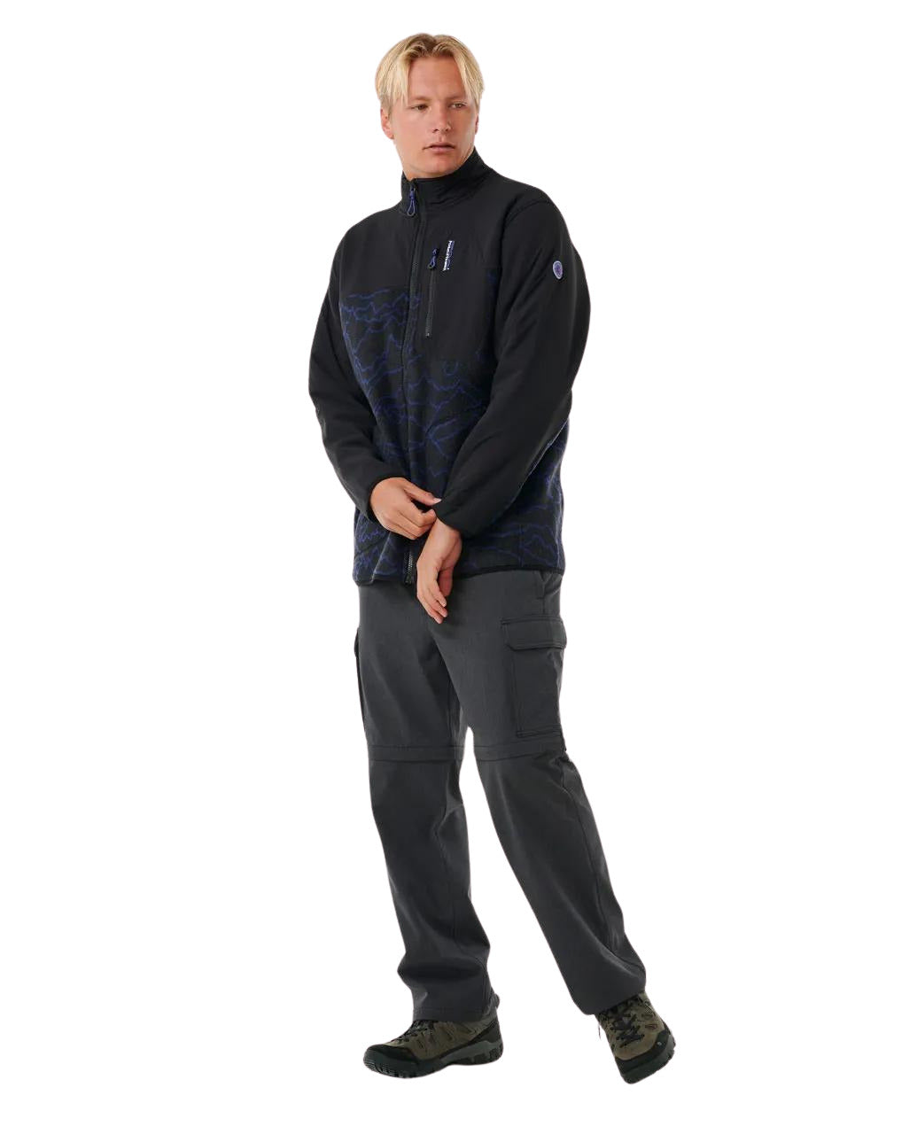 Hombre con la Rip Curl Anti Series Search Zip Crew Black/Berry y pantalón cargo negro claro