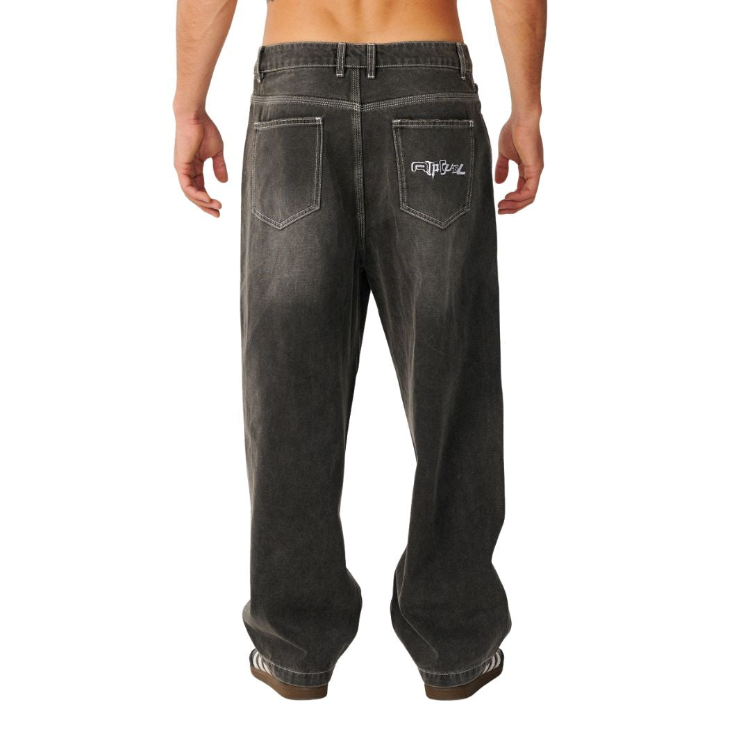 Pantalón Rip Curl Archive Dirty Denim en Washed Grey, vista trasera completa, con el logo Rip Curl bordado en el bolsillo trasero derecho.