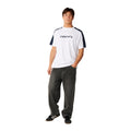 Rip Curl Archive Dirty Denim Pant en Washed Grey combinado con camiseta blanca, vista frontal completa de cuerpo entero.