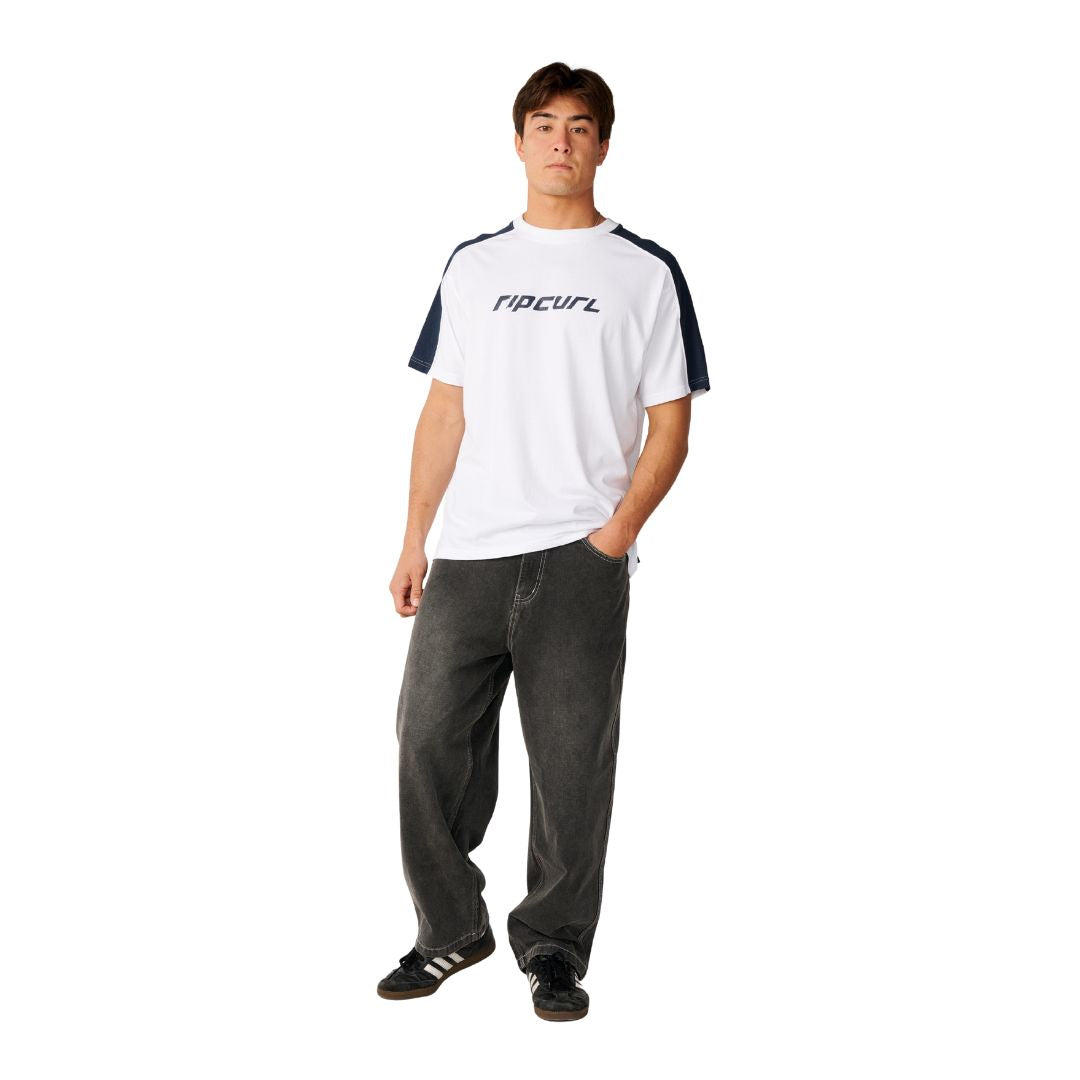 Rip Curl Archive Dirty Denim Pant en Washed Grey combinado con camiseta blanca, vista frontal completa de cuerpo entero.