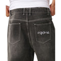 Detalle de los bolsillos traseros del Rip Curl Archive Dirty Denim Pant en Washed Grey, con el logo Rip Curl bordado y los pespuntes de contraste.