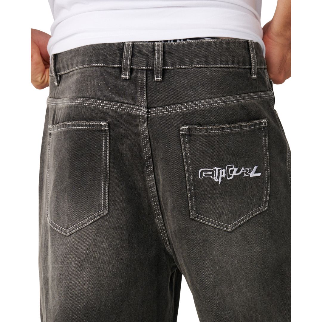 Detalle de los bolsillos traseros del Rip Curl Archive Dirty Denim Pant en Washed Grey, con el logo Rip Curl bordado y los pespuntes de contraste.