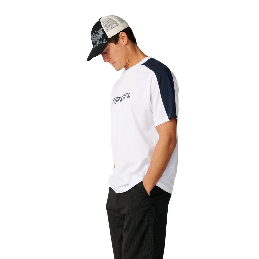 Camiseta Rip Curl Archive Up Top Panel Tee en White, vista trasera, con los paneles azul marino recorriendo ambos hombros.
