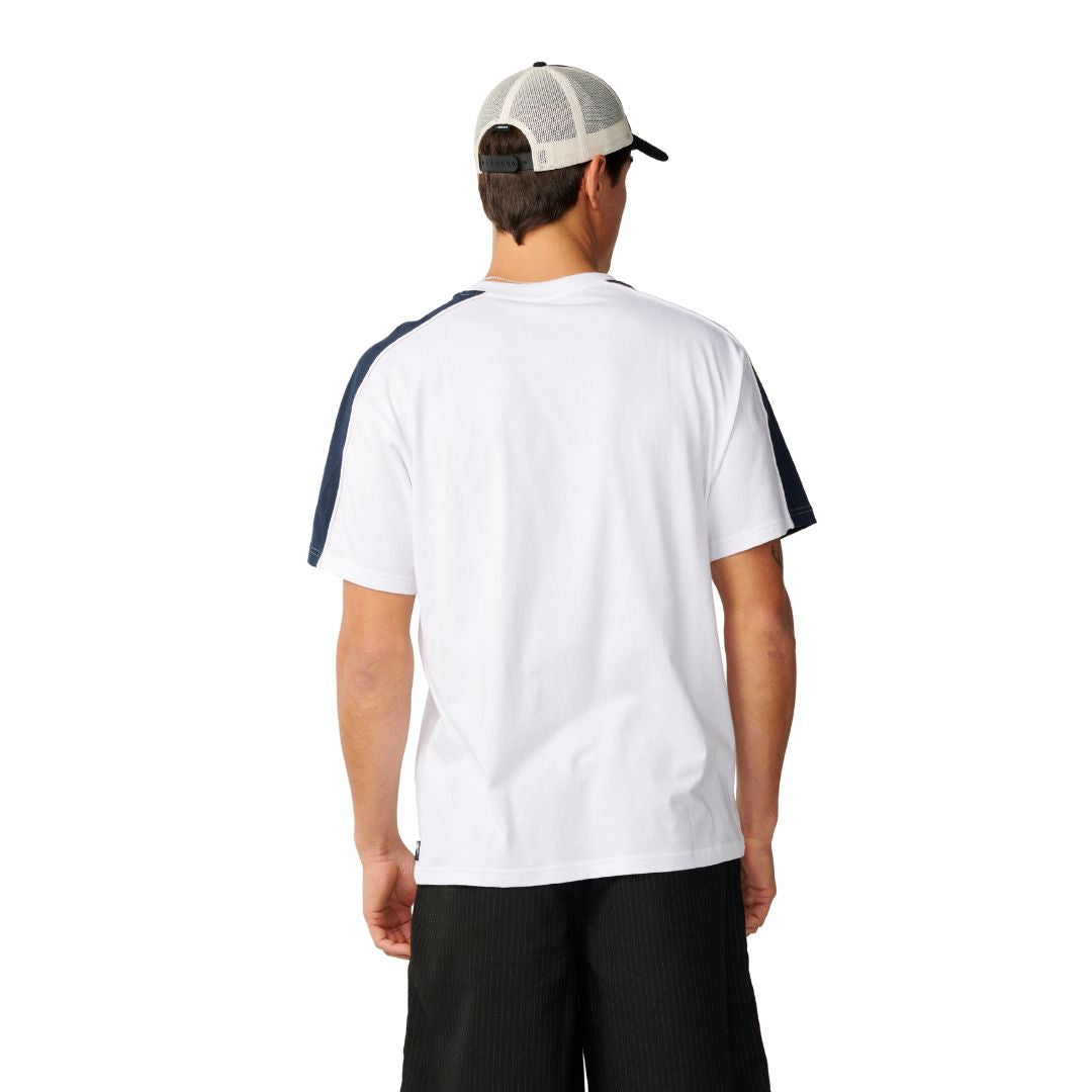 Rip Curl Archive Up Top Panel Tee en White combinada con bermuda de raya diplomática negra, vista frontal completa de cuerpo entero.