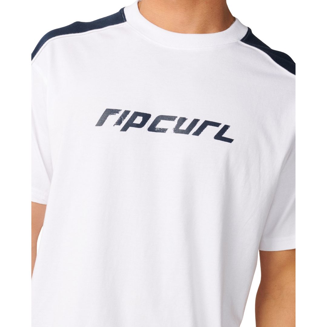 Primer plano de la Rip Curl Archive Up Top Panel Tee en White, mostrando el cuello redondo y los paneles azul marino en ambos hombros.