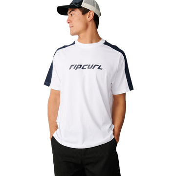 Camiseta Rip Curl Archive Up Top Panel Tee en White, vista frontal de tres cuartos, con paneles azul marino en los hombros y logo Rip Curl estampado en el pecho.