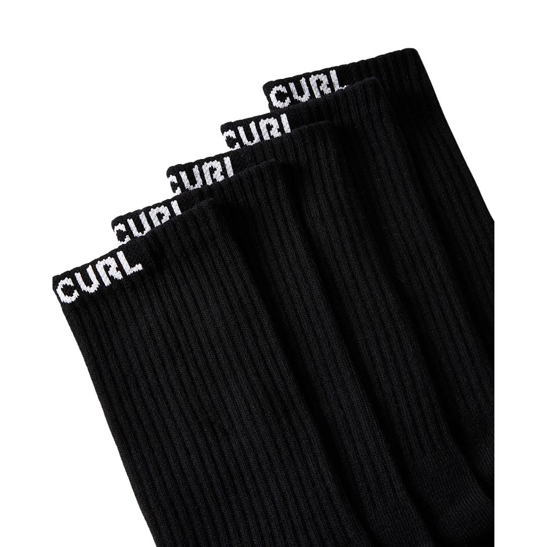 Detalle del puño acanalado en negro de los calcetines Rip Curl Brand Crew Sock, con el texto "Curl" tejido en blanco sobre el canalé.