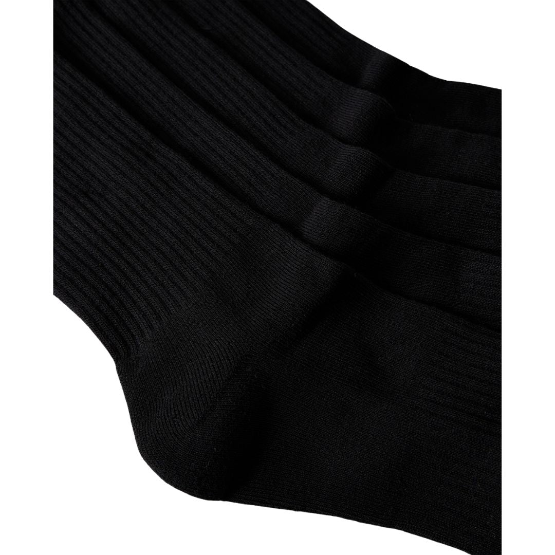 Primer plano de la textura de punto acanalado en negro de los calcetines Rip Curl Brand Crew Sock, mostrando el grosor y la trama del tejido.