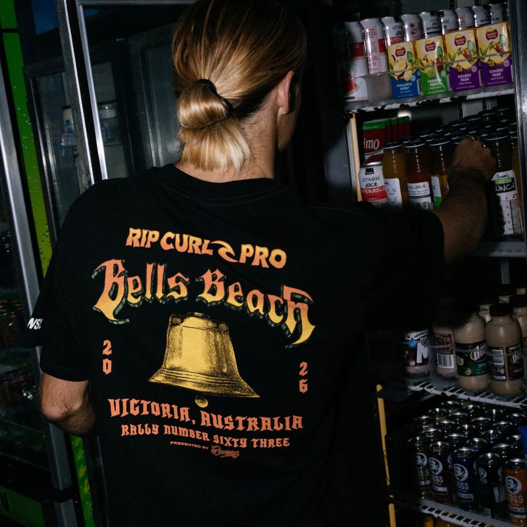 Rip Curl Bells Pro 26 Bell Logo S/S Tee camiseta surf negra fotografía lifestyle colección Bells Beach Pro.