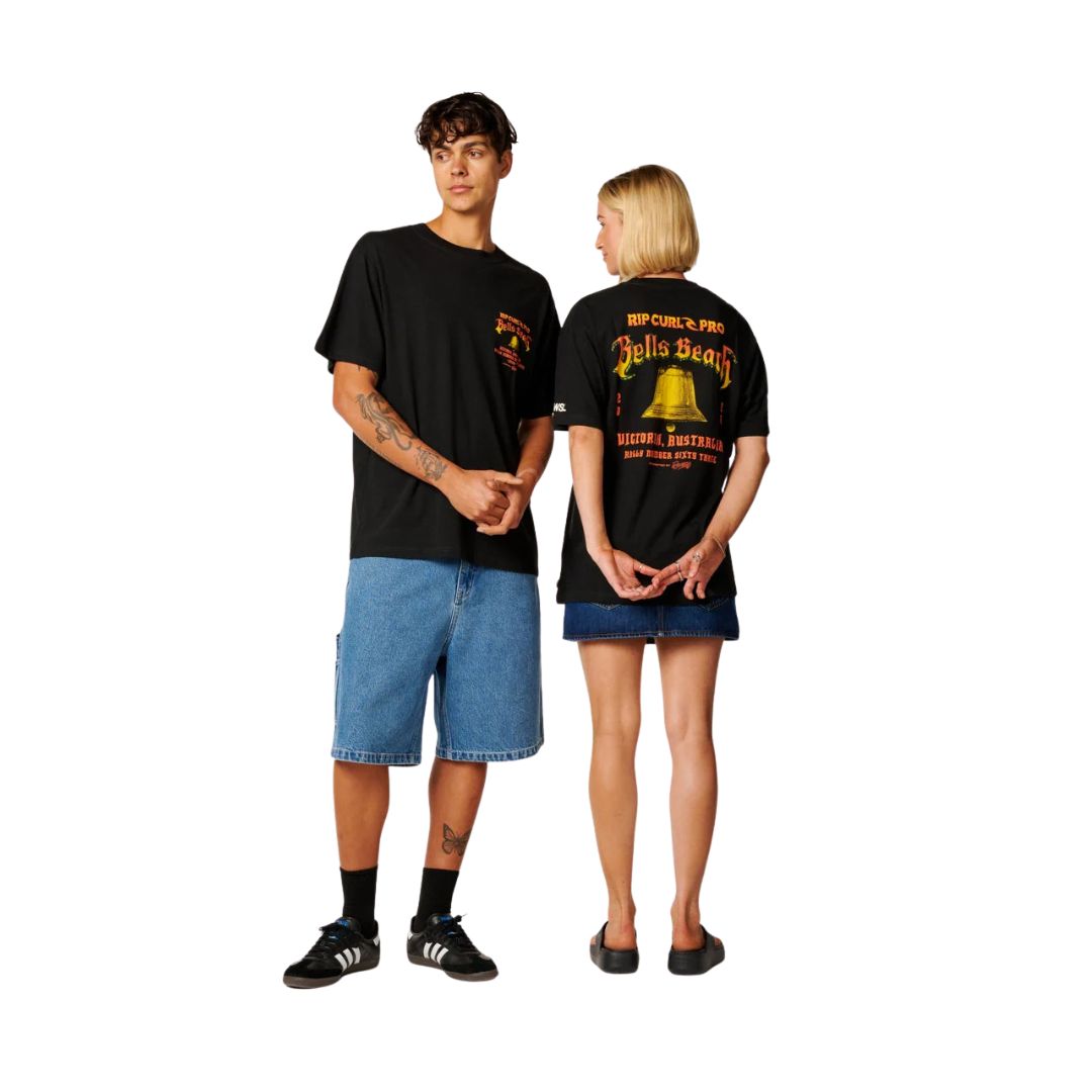 Rip Curl Bells Pro 26 Bell Logo S/S Tee camiseta negra look lifestyle modelo hombre y mujer.
