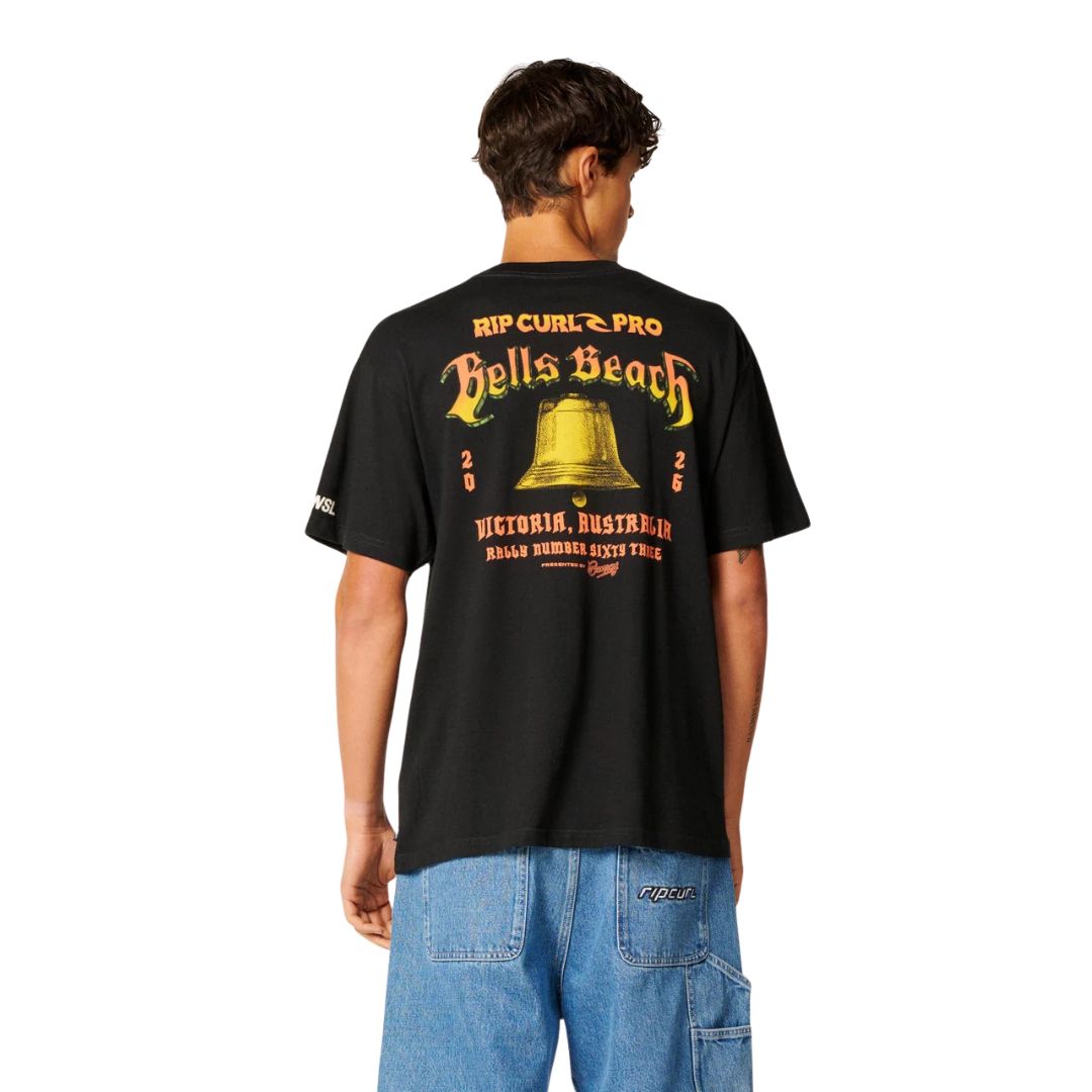 Rip Curl Bells Pro 26 Bell Logo S/S Tee camiseta negra vista trasera con ilustración Bells Beach Victoria Australia.