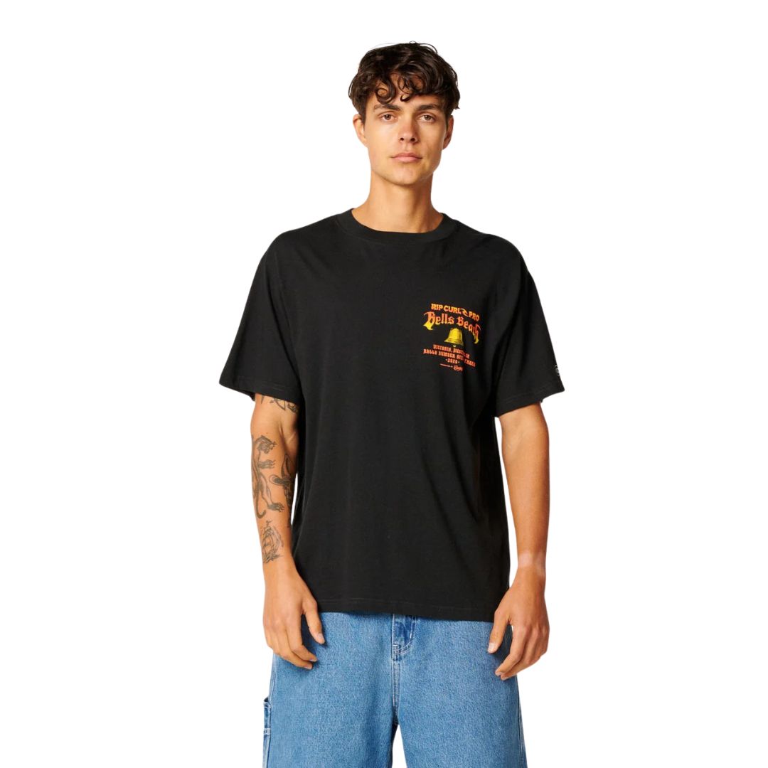 Rip Curl Bells Pro 26 Bell Logo S/S Tee camiseta surf negra vista frontal con logo Bells Beach en el pecho.