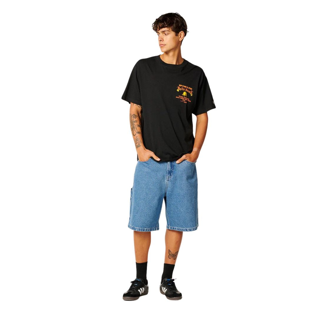 Rip Curl Bells Pro 26 Bell Logo S/S Tee camiseta negra manga corta look completo con jeans estilo surf.