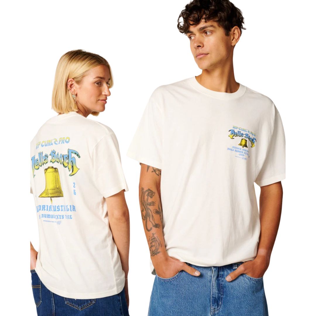 Pareja con Rip Curl Bells Pro 26 Bell Logo S/S Tee camiseta surf color bone look lifestyle Bells Beach Pro